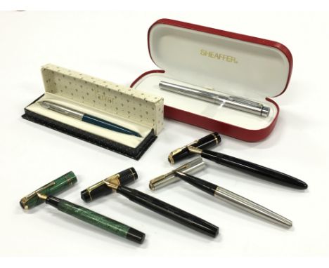A selection of vintage fountain pens to include a Sheaffer Targa, Parker 51, a green herringbone Wyvern, Summit with original