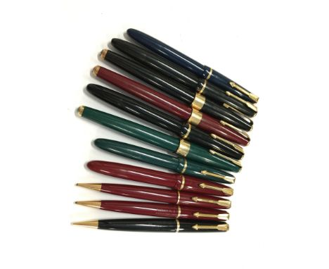 A group of vintage Parker fountain pens and propelling pencils to include Parker Duofold, Parker Slimfold and Parker 17's, al
