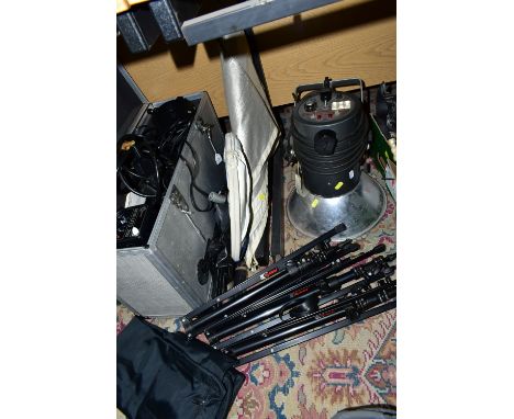 A MULTIBLITZ ALUMINIUM CASE WITH TWO MINILITE 200 CONTROLLERS, a Portaflash 336VM lamp, two hoods, a hinged gate, three Multi