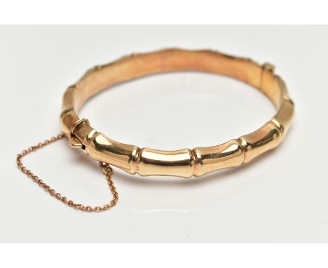 A 9CT GOLD 'SMITH &amp; PEPPER' BANGLE, a yellow gold bamboo style hollow hinged bangle, fitted with an integrated push pin c