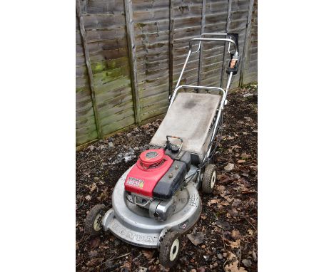 A HONDA HR21 5 PETROL SELF PROPELLED LAWN MOWER, with 52.5cm cutting width and grass box (engine turns but not started)