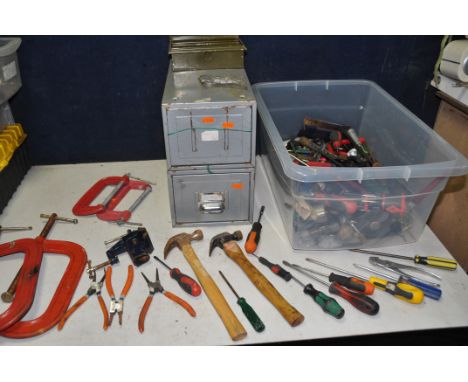 A TRAY OF TOOLS to include a large quantity of screwdrivers, grips, hammers, small vice, four unbranded g-clamps along with t