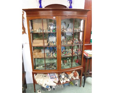 Good Quality Edwardian bow fronted China cabinet with arched back, boxwood inlay, Green Velvet interior above supported shelf