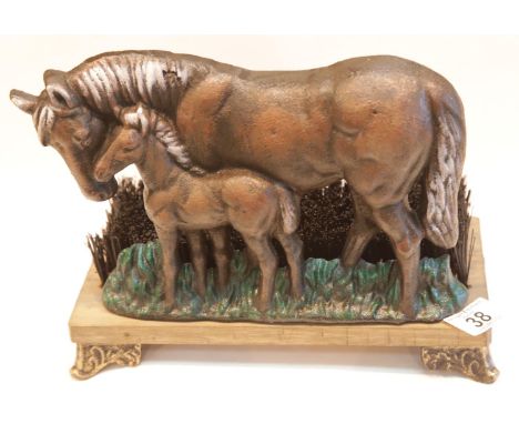 Cast iron horse doorstop and brush, H: 22 cm. P&amp;P Group 2 (£18+VAT for the first lot and £2+VAT for subsequent lots) 