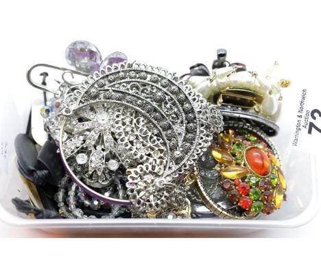 Box of costume jewellery. P&amp;P Group 1 (£14+VAT for the first lot and £1+VAT for subsequent lots) 