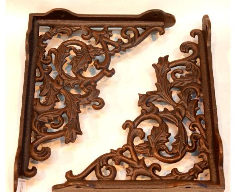 Pair of cast iron shelf brackets, 20 x 28 cm. P&amp;P Group 2 (£18+VAT for the first lot and £2+VAT for subsequent lots) 