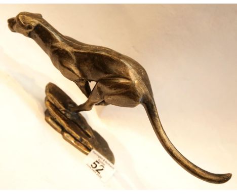 Cast iron running cheetah figure, L: 31 cm. P&amp;P Group 2 (£18+VAT for the first lot and £2+VAT for subsequent lots) 
