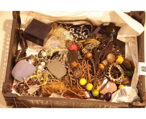 Tray of unsorted costume jewellery. P&amp;P Group 2 (£18+VAT for the first lot and £2+VAT for subsequent lots) 