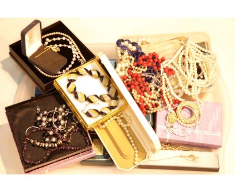 Tray of predominantly costume and fashion jewellery. P&amp;P Group 3 (£25+VAT for the first lot and £5+VAT for subsequent lot