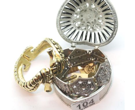 White metal jewellery casket with contents. P&amp;P Group 1 (£14+VAT for the first lot and £1+VAT for subsequent lots) 