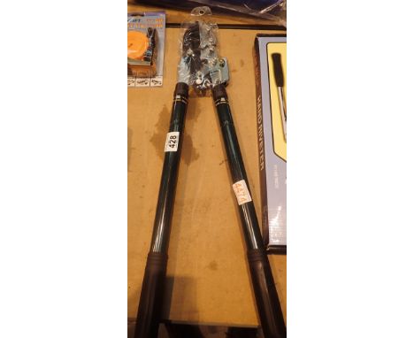 Telescopic ratchet tree lopper. This lot is not available for in-house P&amp;P. 