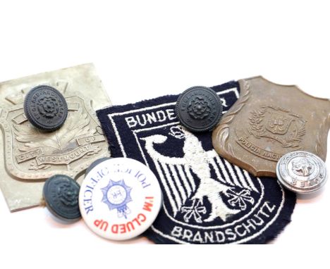 Mixed world police badges &amp; buttons. P&amp;P Group 1 (£14+VAT for the first lot and £1+VAT for subsequent lots) 