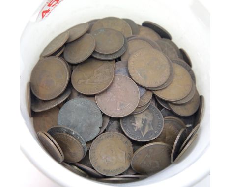 Box of mainly British copper coinage mixed dates. P&amp;P Group 2 (£18+VAT for the first lot and £2+VAT for subsequent lots) 
