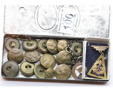 Box of military related collectables including a Royal Navy sweetheart brooch. P&amp;P Group 1 (£14+VAT for the first lot and