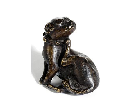    Kleiner Bronzehund Höhe: 6,8 cm. Flandern, 16./ 17. Jahrhundert. Bronze, gegossen, patiniert. Sitzfigur eines sich kratzen