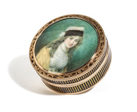      Runde Schildpattdose mit Damenbildnis Höhe: 3 cm. Durchmesser: 7,2 cm. Ungemarkt. Möglicherweise Russland, um 1790. Schi