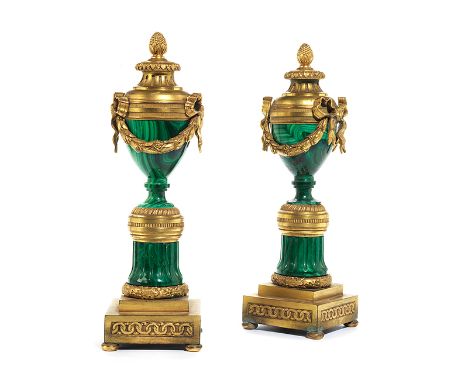      Paar Louis XVI-Leuchter Höhe: 24,2 cm. Paris, zweite Hälfte 18. Jahrhundert. Bronze, gegossen, ziseliert und vergoldet, 