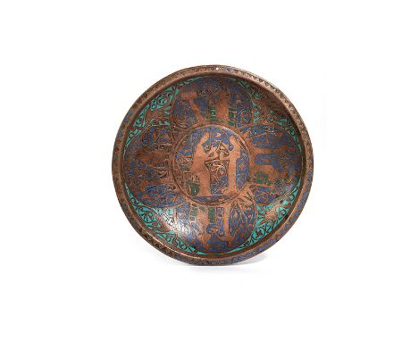      Frühe Limoges-Schale mit türkisem und blauem Email Höhe: 4 cm. Durchmesser: 22,5 cm. Limoges, 13./ 14. Jahrhundert. In Z
