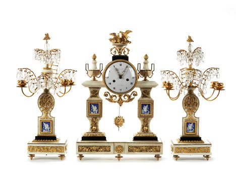      Kamingarnitur im Louis XVI-Stil Höhe der Uhr: 50 cm. Höhe der Girandolen: 47 cm. Frankreich, 18. Jahrhundert oder später