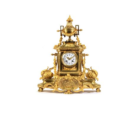      Kaminpendule im Louis XVI-Stil Höhe: 54 cm. Breite: 46 cm. Tiefe: 17,5 cm. Frankreich, 19. Jahrhundert. Bronze, gegossen