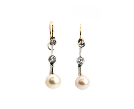    Naturperl-Diamantohrhänger Länge: ca. 2,9 cm. Gewicht: ca. 3,1 g. GG und WG 585. Um 1900. Beigefügt ein Pearl Report von G