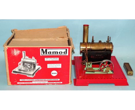 A Mamod S.E.3 twin-cylinder stationary engine, (boxed, top flaps missing). 