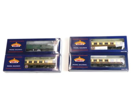 Bachmann Branchline OO gauge coaches, comprising 39-273 BR MkI GOV SR green, 39-290 BR MkI FP Pullman 1st with lighting, 39-2
