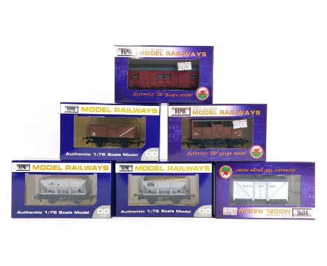 Dapol OO gauge rolling stock, comprising B509 North Sea Fish Van Yarmouth, B501A BR cattle wagon, B893369, B701 16 ton steel 