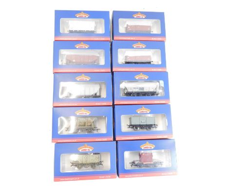 Bachmann Branchline OO gauge rolling stock, to include 38-191B 10 ton BR insulated van white, 38-577 10 ton fish van BR Bauxi