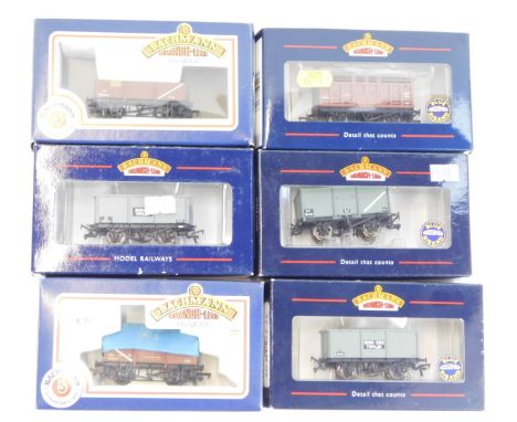 Bachmann Branchline OO gauge rolling stock, to include 33075 five plank China Clay wagon with hood BR brown, 37-700 ten ton c