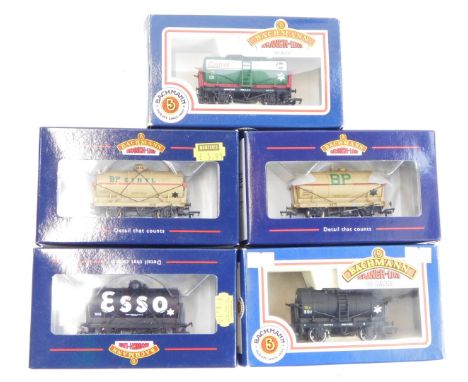 Bachmann Branchline OO gauge rolling stock, comprising 33-677 tank wagon with large filler Esso, 33-676 tank wagon with large