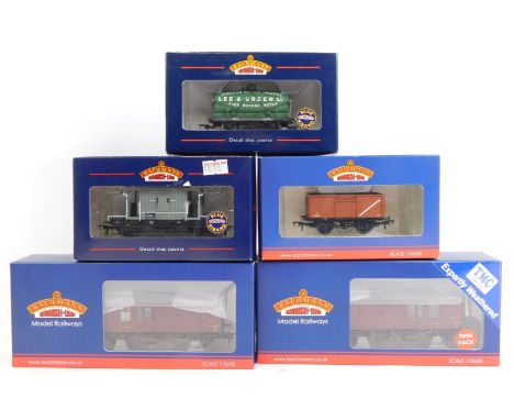 Bachmann Branchline OO gauge rolling stock, comprising 37-226E 16 ton steel mineral wagon with top flap doors, 37-526 20 ton 