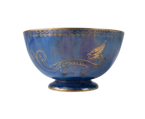 This finely crafted Wedgwood small bowl features a blue mottled lustre exterior, beautifully adorned with delicate Small Drag