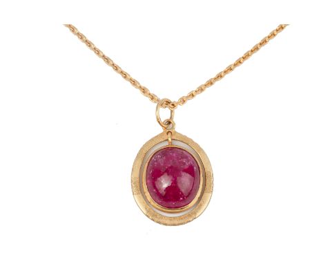 A SYNTHETIC RED STONE PENDANT ON CHAIN
Featuring a synthetic red stone cabochon, likely ruby, mounted on an unmarked gold pen