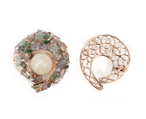 AN OPAL AND MULTIGEM DUAL USE BROOCH/SCARF BUCKLE
Featuring a near round opal bead measuring 16.6mm, mounted on a rose gold s