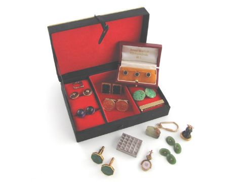 Various pairs of gold-mounted cufflinks, including a pair mounted with gold coins with pierced and engraved rectangular jade 