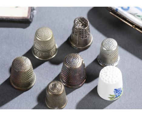 Twenty-one sewing implements. ++ Six silver tone thimbles. ++ Ceramic thimble painted with flowers. ++ Fernware pin cushion. 