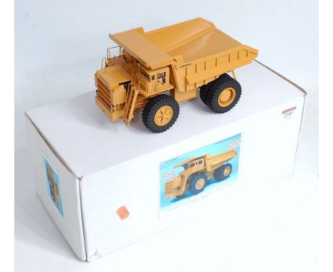 A Dan Models resin KW Dart DE2772 dump truck, 1/50 scale, rare model in original box (NM,BVG)