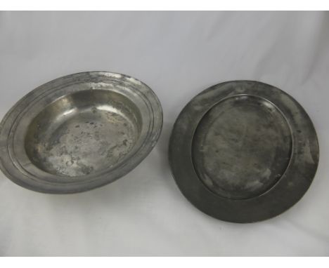 Five vintage copper, pewter and other metal items including a round pewter bowl est 33 x 8 cms, with marks to the base, a pew
