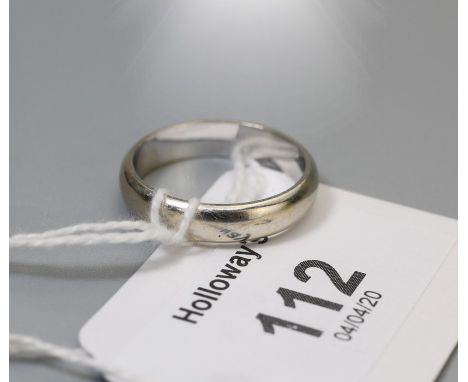 A wedding band, stamped 750 Ring size P, 4.9g