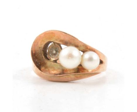 A 9 carat yellow gold ring set with two cultured pearls (one missing), ring size Q, gross weight of the two rings 6.5g.Qty: 1