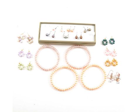 Four cultured pearl bracelets and twelve pairs of cultured pearl earrings, to include pale pink and pale peach cultured pearl