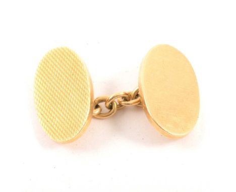 A single 18 carat yellow gold chain link cufflink, one oval face plain and one engine turned, 9.5g.