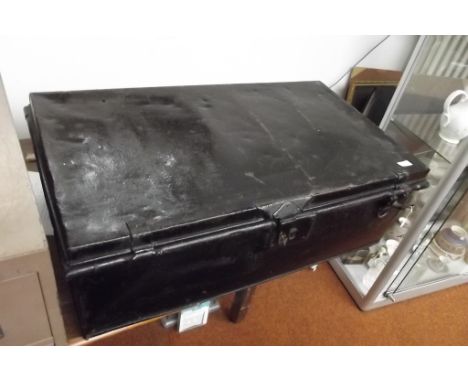 Metal trunk