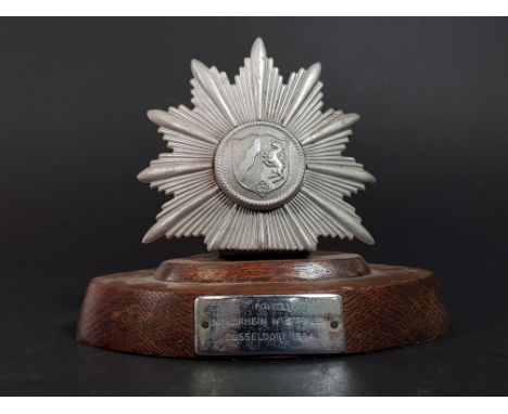 VINTAGE NORDREHEIN WESTFALEN (WESTERN GERMAN) POLIZEI HELMET/HAT BADGE MOUNTED ON OAK PLINTH 1964