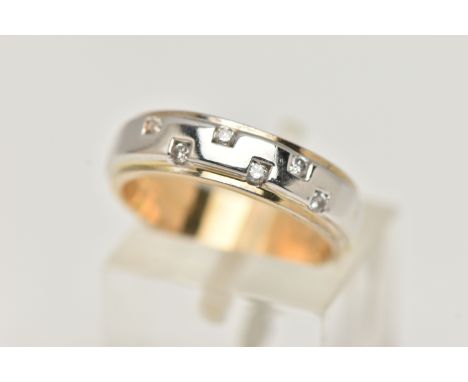 AN 18CT GOLD BI COLOUR DIAMOND RING, a yellow gold band ring with white gold to the centre top of the band, stepped detail an