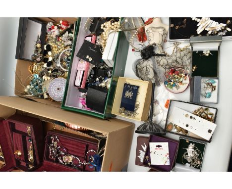 A SELECTION OF JEWELLERY, to include a small assortment of white metal jewellery, including a bangle, chains, a ring, a cameo