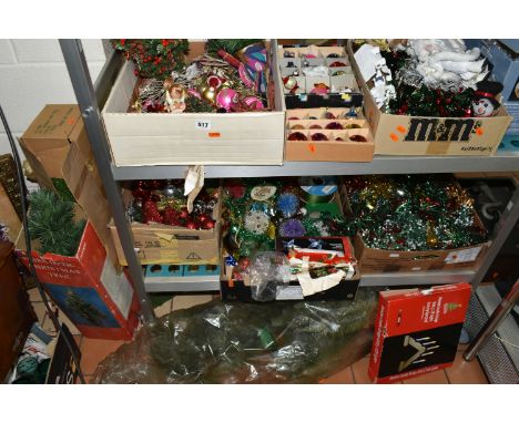 FIVE BOXES AND LOOSE VINTAGE AND MODERN CHRISTMAS DECORATIONS, to include vintage and modern glass baubles including concave,