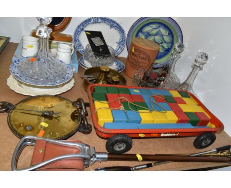 A GROUP OF METALWARE AND SUNDRIES, comprising a brass Silvester's patent Slater spring balance scales No. 20T, brass weights,