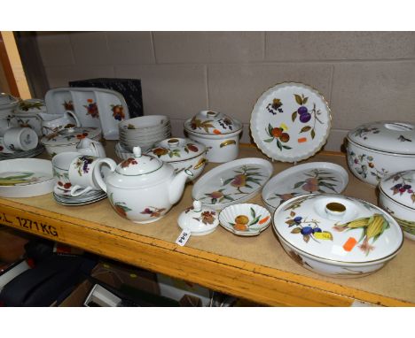 A QUANTITY OF ROYAL WORCESTER EVESHAM AND EVESHAM VALE OVEN TO TABLEWARE, comprising six assorted casserole dishes in varying